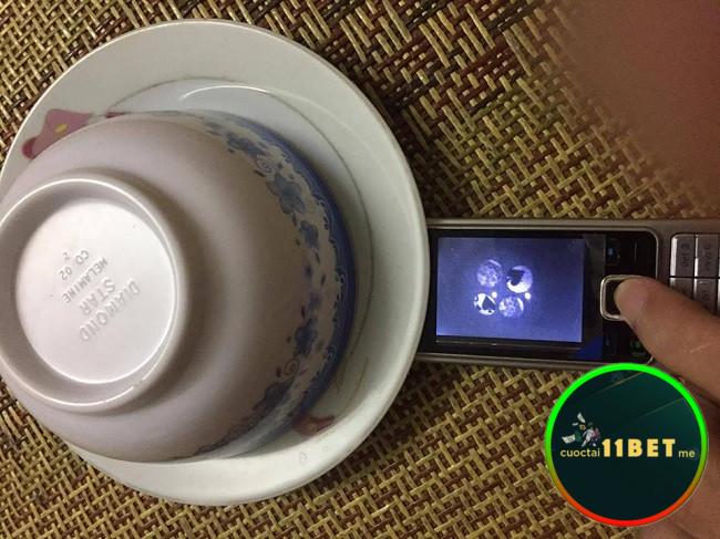 Bát tàng hình trong xóc đĩa bịp